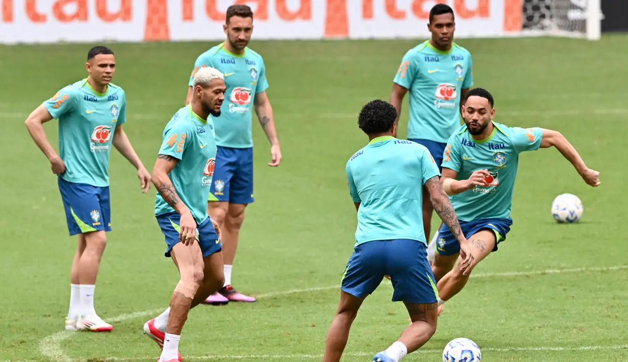 Pemain tim sepak bola nasional Brasil mengambil bagian dalam sesi latihan di Brasilia, pada 24 Maret 2025. (EVARISTO SA/AFP)