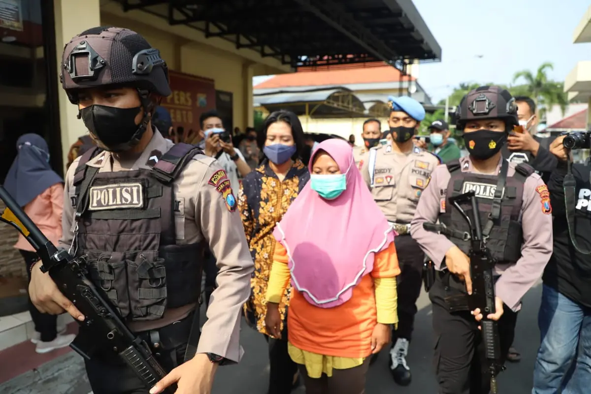 Tarmiati alias Mia (42) saat diringkus polisi. (Dian Kurniawan/Liputan6.com)