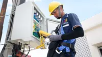 Ilustrasi: Petugas Indosat tengah mengecek layanan Indosat HiFi (Foto: Indosat Ooredoo Hutchison)
