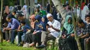 Orang-orang berdoa saat memperingati 18 tahun musibah gempa dan tsunami di kuburan massal Siron, Aceh, Senin (26/12/2022). Tsunami Aceh pada 2004 merenggut nyawa lebih dari 170.000 orang di Indonesia saja. (AFP/Chaideer Mahyuddin)