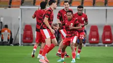 Para pemain Indonesia melakukan pemanasan sebelum pertandingan pertama Grup B Putaran 4 Kualifikasi Piala Dunia 2026 zona Asia melawan Arab Saudi di Stadion Alinma Bank, King Abdullah Sports City, Jeddah, Arab Saudi, Rabu 8 Oktober 2025 waktu setempat atau Kamis (9/10/2025) dini hari WIB. (AP Photo)