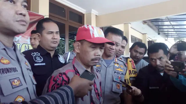 Didampingi Jubir Polda Jabar dan Kapolres Garut, Asep (bertopi) tersangka penyebar ujaran kebencian memberikan klarifikasi dan permintaan maaf di depan media