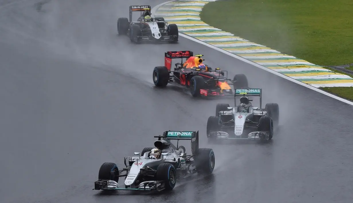 Hujan deras yang mengguyur Sirkuit Interlagos, Brasil, membuat awal balapan menjadi tidak menarik karena pebalap tak boleh melakukan manuver untuk menyalip rivalnya. (AFP/Miguel Schincariol)