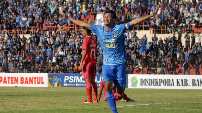 Kapten PSIM, Hendika Arga Permana, selebrasi saat melawan Martapura FC di Stadion Sultan Agung, Bantul, Selasa (3/7/2018). (Dok Bola.com)