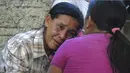Kerabat tahanan menangis setelah mendapatkan informasi tentang orang yang mereka cintai tewas sehari setelah kerusuhan di Altamira Regional Recovery Center di kota Altamira, Brasil (30/7/2019). Kerusuhan tersebut menewaskan 57 orang dalam pertempuran antargeng. (AFP/Bruno Santos)