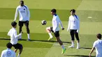 Penyerang Paris Saint-Germain, Goncalo Ramos (tengah) mengontrol bola selama sesi latihan di Campus Paris Saint-Germain, Poissy, pinggiran barat Paris pada Selasa 7 April 2026. Dua raksasa sepak bola Eropa, Paris Saint-Germain (PSG) dan Liverpool, akan bertanding di babak perempat final Liga Champions 2025/2026. (FRANCK FIFE/AFP)