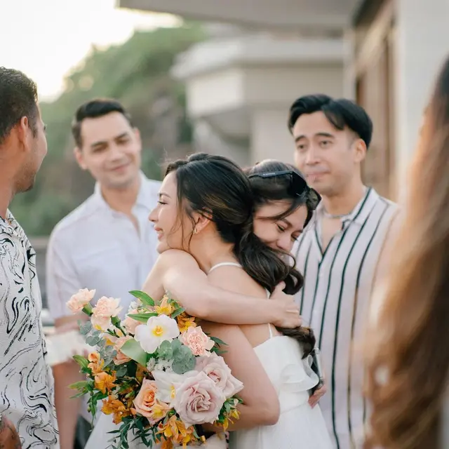 6 Potret Jessica Mila Dipeluk Sahabat Usai Dilamar Kekasih, Penuh Haru Bahagia