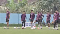 Pemain Arema FC saat menggelar latihan pada Ramadan di Lapangan ARG, Kabupaten Malang. (Bola.com/Iwan Setiawan)