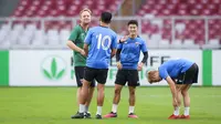 Pelatih Thailand, Alexandre Polking (kiri) bercengkrama dengan pemainnya, Teerasil Dangda, Sarach Yooyen, dan Theerathon Bunmathan saat latihan resmi menjelang laga Grup A Piala AFF 2022 antara Timnas Indonesia melawan Timnas Thailand yang berlangsung di Stadion Utama Gelora Bung Karno (SUGBK), Jakarta, Rabu (28/12/2022). (Bola.com/Bagaskara Lazuardi)