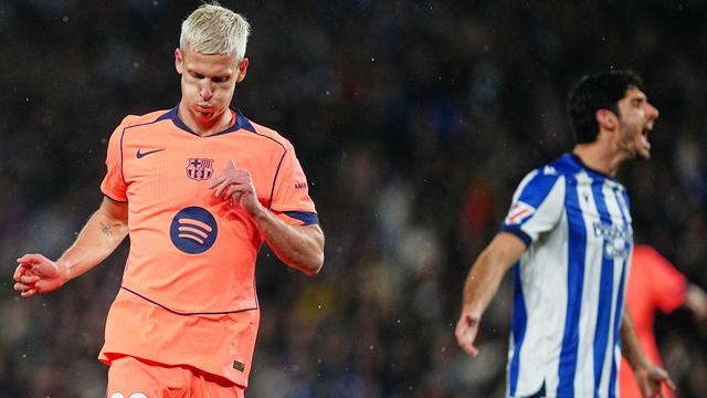 Pemain Barcelona Dani Olmo (kiri) bereaksi pada laga La Liga/Liga Spanyol antara Real Sociedad vs Barcelona