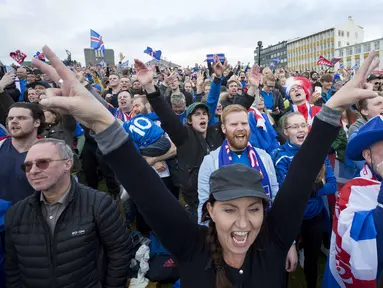 Suporter Islandia bersorak saat nonton bareng timnya menang 2-1 atas Inggris pada laga 16 besar Piala Eropa 2016 di Reykjavik, Islandia, Selasa (28/6/2016) dini hari WIB. (EPA/Eythor Arnason)