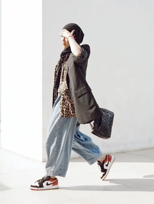 Sivia Azizah selalu tampil swag, kali ini dengan kemeja leopard dan luaran blazer hitam. Dipadukan celana denim model boy friend. (@siviazizah)