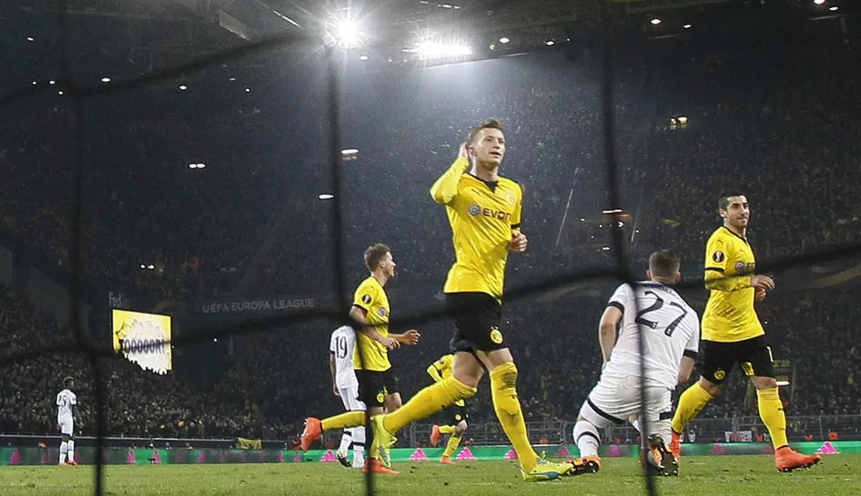 Gelandang Dortmund, Marco Reus, merayakan gol ke gawang Tottenham pada laga leg pertama babak 16 besar Liga Europa di Stadion Signal Iduna Park, Jerman, Kamis (10/3/2016). Dortmund berhasil menang 3-1 atas Tottenham. (Reuters/Wolfgang Rattay)