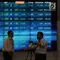 Pekerja bercengkerama di depan layar pergerakan Indeks Harga Saham Gabungan (IHSG) di BEI, Jakarta, Rabu (16/5). IHSG ditutup naik 3,34 poin atau 0,05 persen ke 5.841,46. (Liputan6.com/Angga Yuniar)