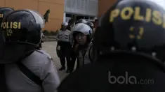 Polisi merapatkan barisan guna mengatur strategi pengamanan laga Final Piala AFF 2016 leg pertama di Stadion Pakansari, Bogor, (14/12/2016). (Bola.com/Nicklas Hanoatubun)