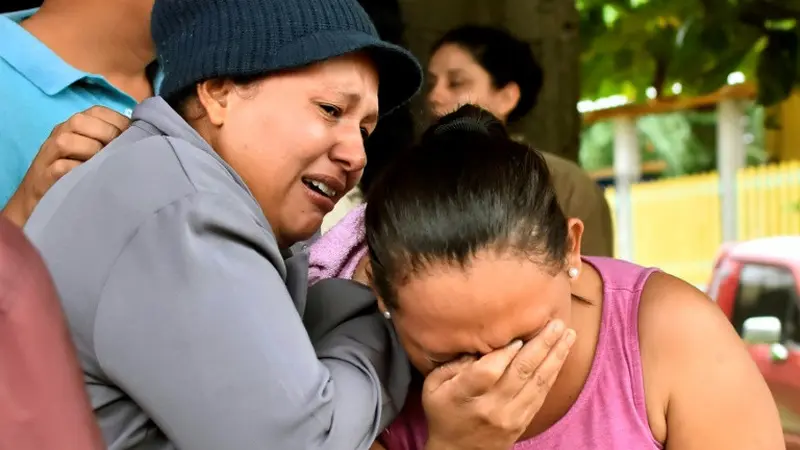 Keluarga korban kerusuhan penjara di Honduras.