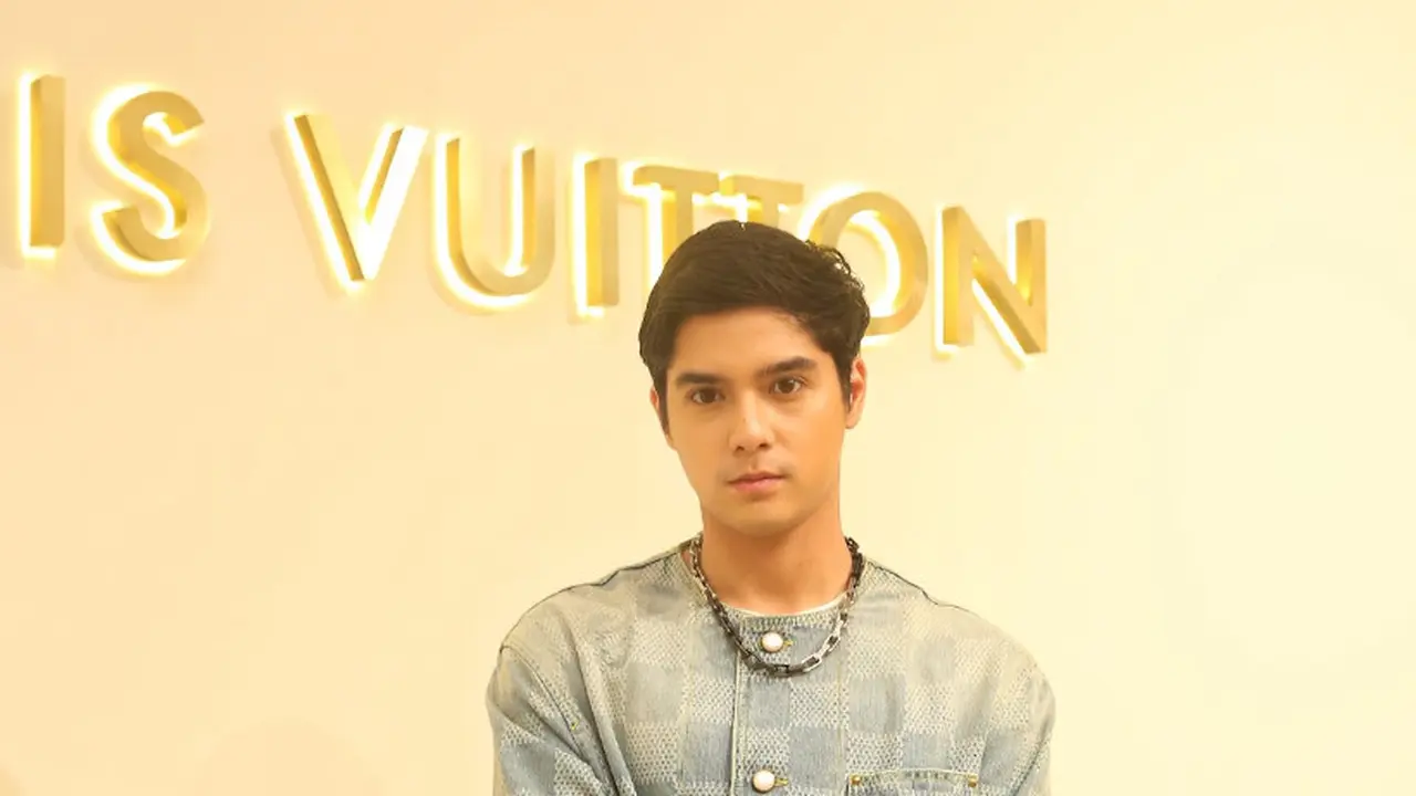 Al Ghazali di acara Louis Vuitton. [Adrian Putra/Fimela]
