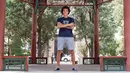 Gelandang Belgia, Axel Witsel berpose saat menikmati kota Tianjin, China (6/10). Witsel resmi bergabung dengan klub Tianjin Quanjian dari Zenit St. Petersburg dengan gaji tahunan sebesar 18 juta euro. (AFP Photo/Olli Geibel)