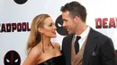 Pemeran utama film Deadpool, Ryan Reynolds bersama istrinya Blake Lively saat menghadiri pemutaran khusus "Deadpool 2" di AMC Loews Lincoln Square, New York (14/5). (Brent N. Clarke / Invision / AP)