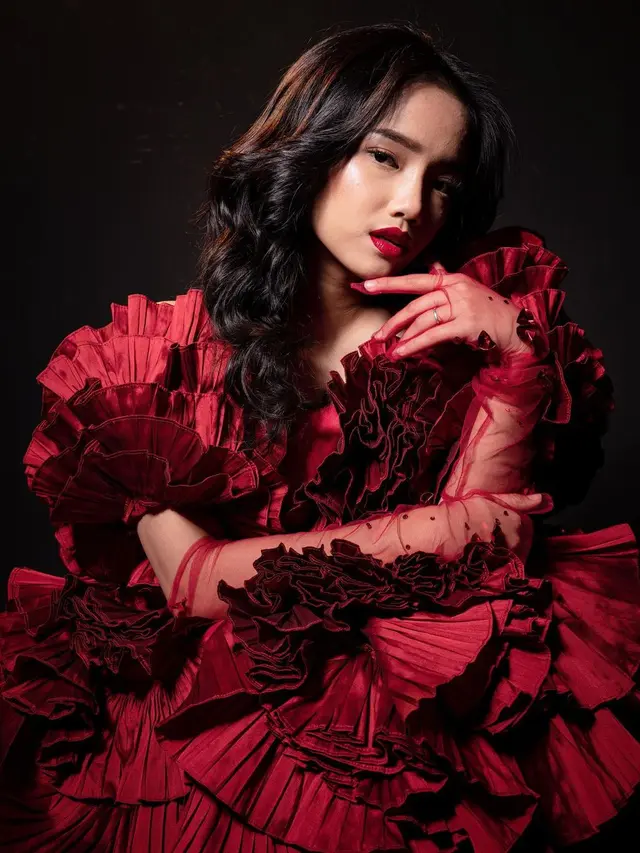 6 Potret Tampilan Fuji An dengan Dress Merah di Pemotretan Terbaru, Pancarkan Aura Lebih Dewasa