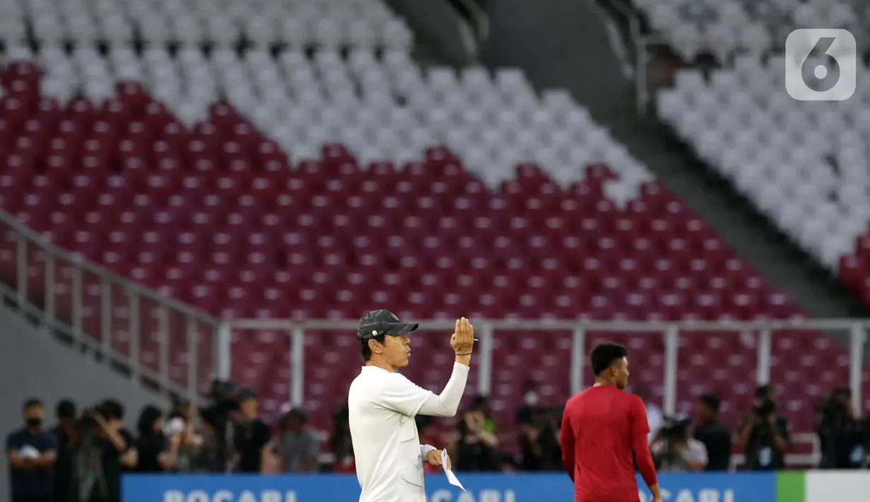 Pelatih Timnas Indonesia, Shin Tae-yong (kiri) saat sesi latihan resmi jelang laga kandang semifinal Piala AFF 2022 melawan Vietnam di Stadion Utama Gelora Bung Karno, Jakarta, Kamis (5/1/2023). Timnas Indonesia akan melakoni leg pertama semifinal Piala AFF 2022 melawan Vietnam, Jumat (6/1). (Liputan6.com/Helmi Fithriansyah)