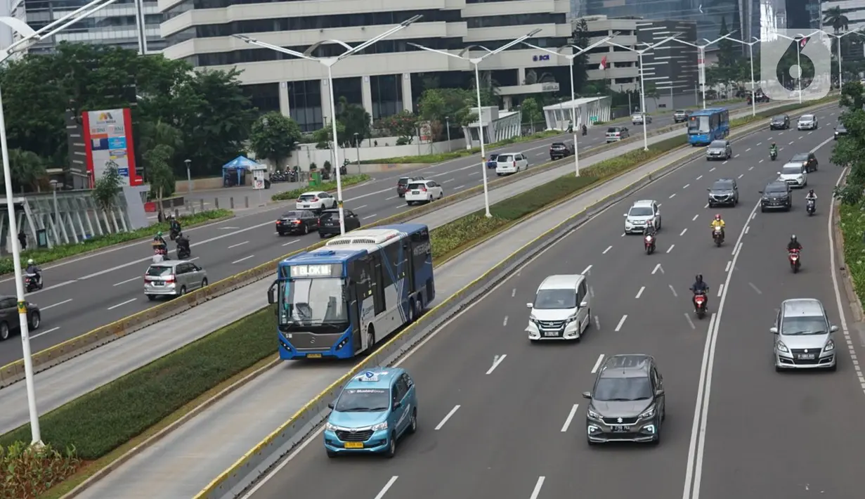 Kendaraan melintasi Jalan Jenderal Sudirman, Jakarta, Senin (23/11/2020). Aturan sistem ganjil genap belum diberlakukan di tengah perpanjangan penerapan pembatasan sosial berskala besar (PSBB) transisi hingga dua minggu ke depan di Ibu Kota. (Liputan6.com/Immanuel Antonius)