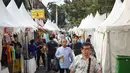 Orang-orang mengunjungi Festival Kebon Bang Jaim di Jalan Jaksa, Jakarta, Jumat (23/8/2019). Festival Kebon Bang Jaim merupakan representasi dari kawasan Jalan Kebon Sirih, Jalan Sabang, Jalan Jaksa dan Jalan Wahid Hasyim. (Liputan6.com/Immanuel Antonius)