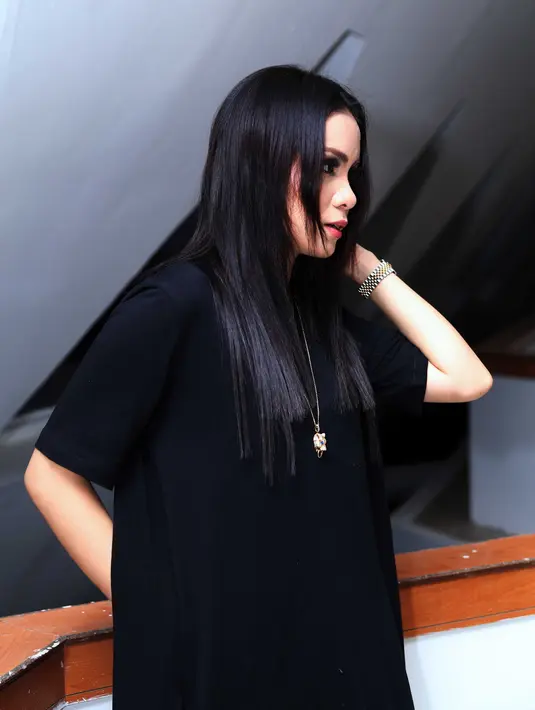 Saat ditemui di Museum Transportasi, TMII, Jakarta Timur, Jumat (23/10/2015) malam, Momo masih memilih untuk tampil apa adanya sebagai anak band ketika di acara off air dibanding harus tampil layaknya diva. (Nurwahyunan/Bintang.com)