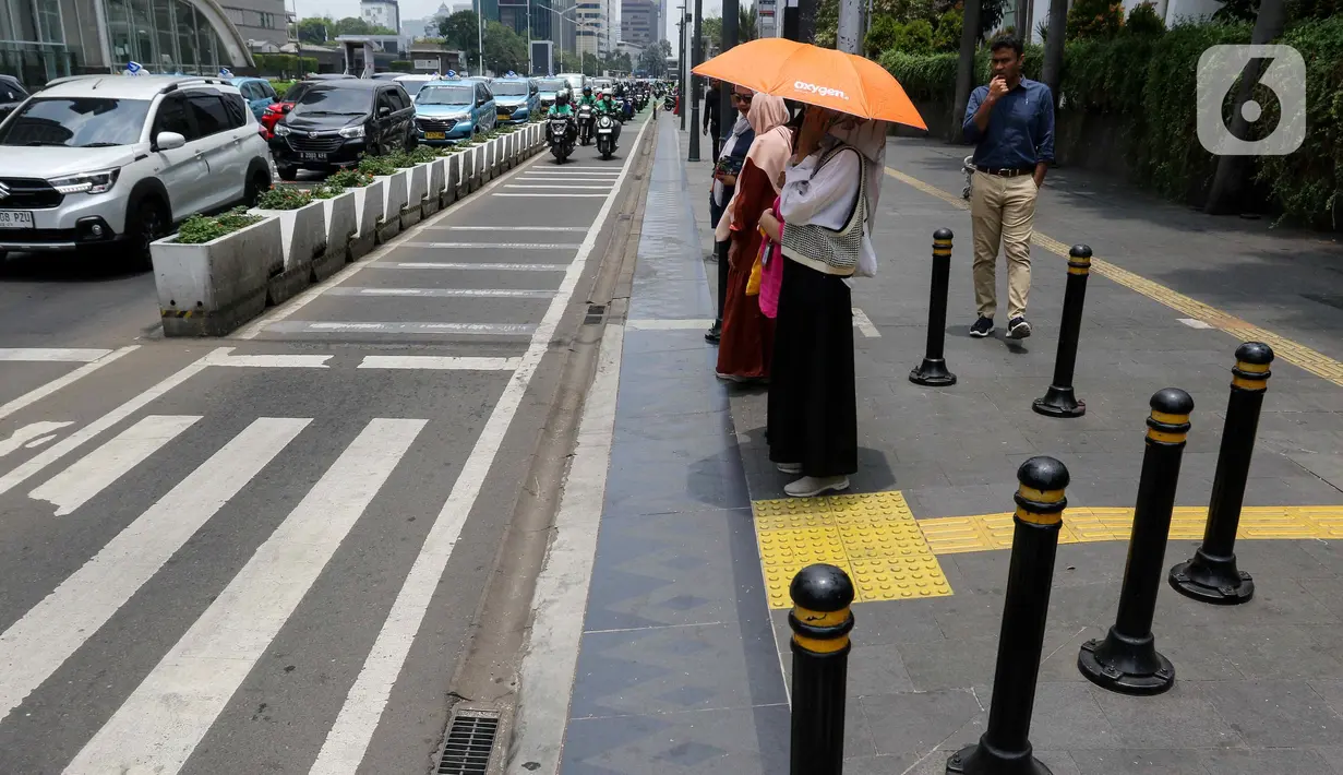 Hari Kulminasi yang juga disebut Hari Tanpa Bayangan terasa jika mata kita berorientasi kepada objek vertikal lurus seperti tiang. Terlihat di foto, elemen seperti tiang tak menunjukkan bayangan. (Liputan6.com/Herman Zakharia)