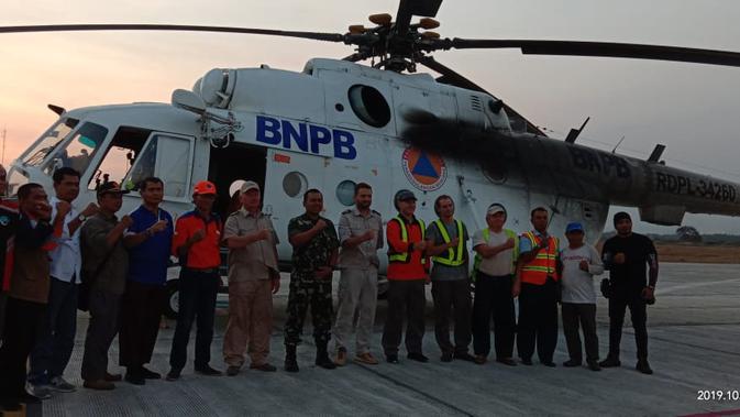 Helikopter dari BNPB itu melakukan water bombing alias pengeboman air di kawasan yang masih terbakar.