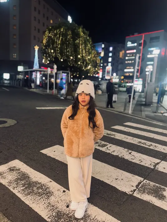 Ia nampak kenakan jaket berbulu cokelat dan celana panjang tebal saat berkeliling Jepang [@ririnekawati]