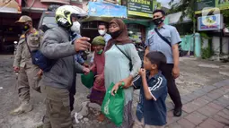 Petugas gabungan merazia Peyandang Masalah Kesejahteraan Sosial (PMKS) di wilayah Kecamatan Duren Sawit, Jakarta Timur, Jumat (8/4/2022). Pemprov DKI Jakarta terus melakukan razia PMKS selama Ramadhan dan menjaring enam orang dalam razia kali ini. (merdeka.com/Imam Buhori)