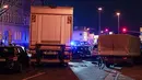 Sebuah truk curian menabrak mobil-mobil yang berhenti di lampu merah di Limburg, Jerman, Senin (7/10/2019). Polisi mengerahkan jumlah besar petugas dan kendaraan, dan helikopter berputar di atas kota berpenduduk 35.000 orang itu. (Photo by Thorsten Wagner / dpa / AFP)