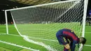 Gerard Pique bek Barcelona memotong jala gawang usai final Liga Champions melawan Juventus  di Olympiastadion, Berlin. (Reuters / Michael Dalder)