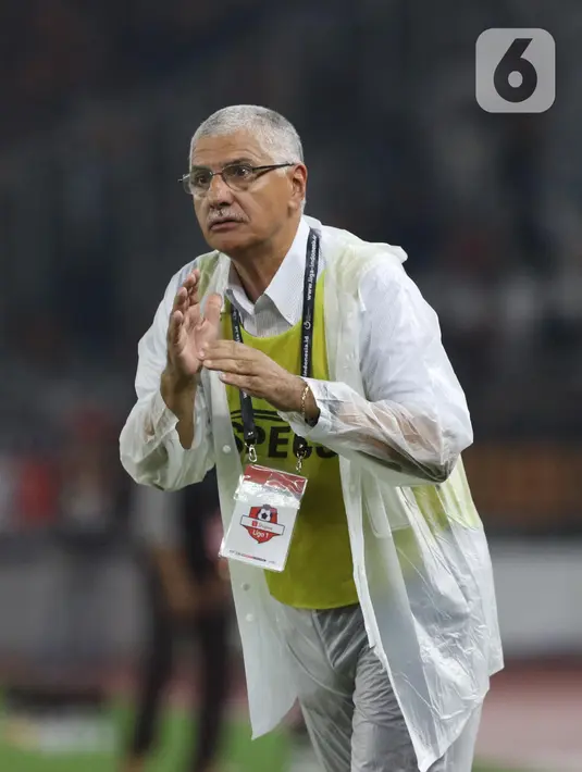 Pelatih Persija, Edson Araujo Tavares memberi arahan pada timnya saat laga melawan Persebaya pada lanjutan Shopee Liga 1 Indonesia di Stadion Utama Gelora Bung Karno Jakarta, Selasa (17/12/2019). Persija kalah 1-2 dari Persebaya. (Liputan6.com/Helmi Fithriansyah)