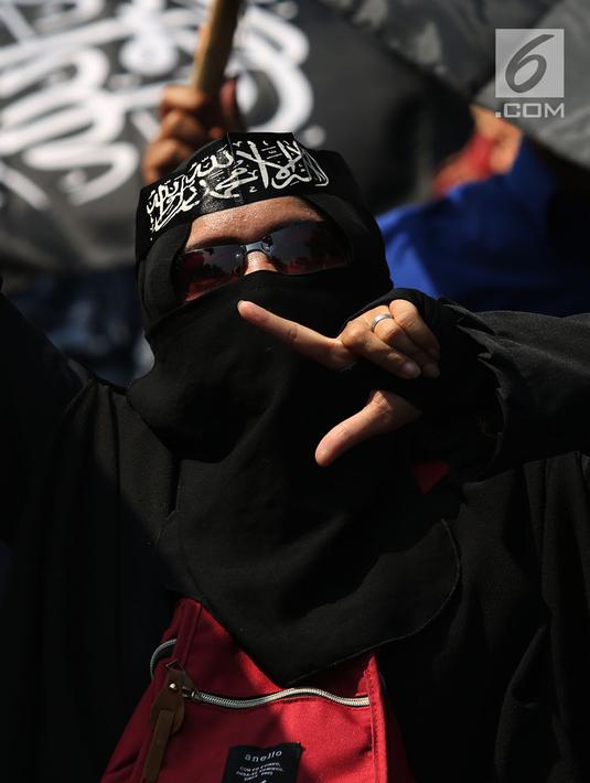 Massa Aksi Bela Tauhid berpose saat berunjuk rasa di depan Gedung Kemenko Polhukam, Jakarta, Jumat (26/10). Aparat kemanan menerjunakan ribuan personel untuk mengamankan aksi massa. (Merdeka.com/Imam Buhori)