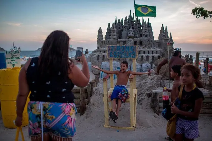 Turis-turis yang antusias dengan kastil Matolias. (AFP)