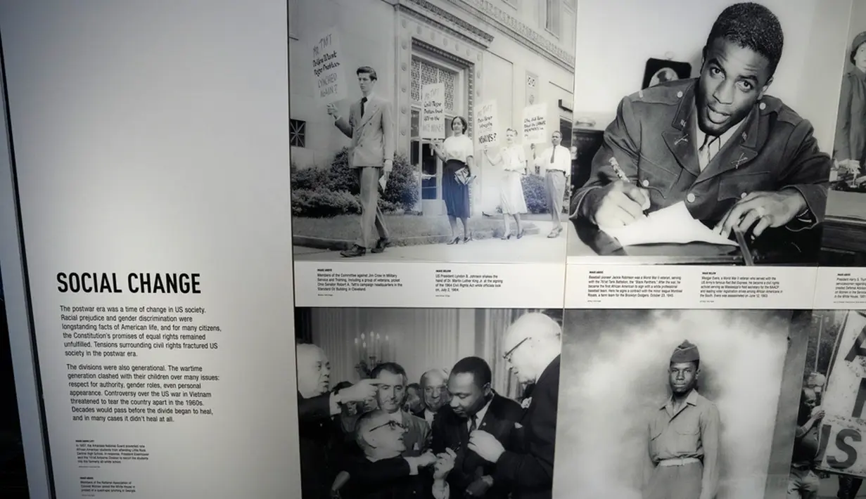 Gambaran Amerika Serikat pascaperang adalah bagian dari paviliun baru Museum Nasional Perang Dunia II di New Orleans, Amerika Serikat, Selasa (31/10/2023). (AP Photo/Gerald Herbert)