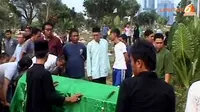 [VIDEO] Korban Tabrak Lari Metro Mini Dimakamkan, Ibunda Pingsan