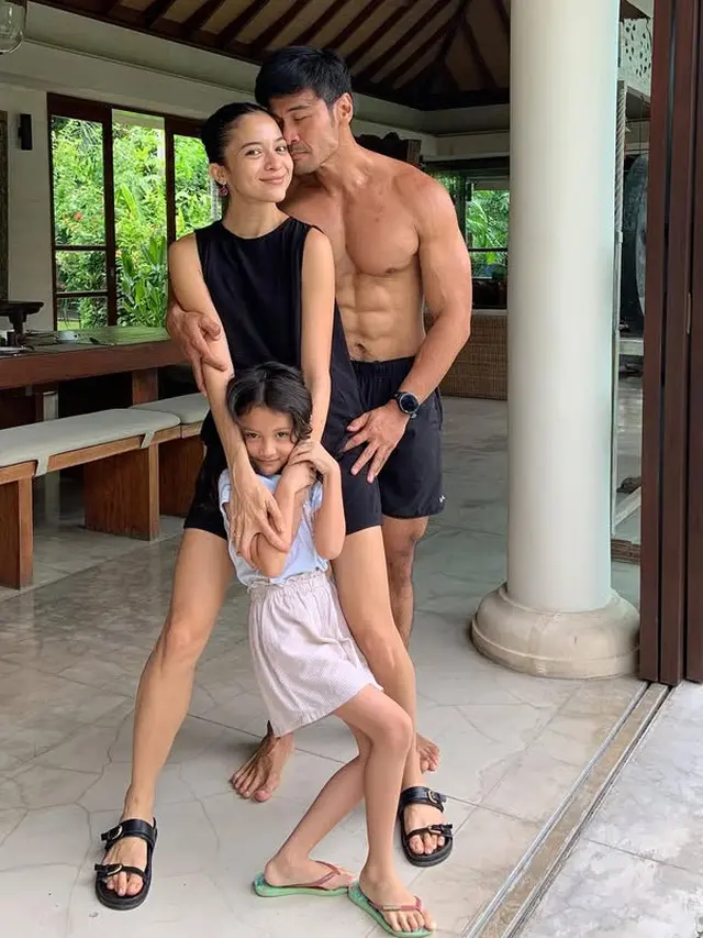 Putri Marino Bersama Suami, Chicco Jerikho dan Putrinya di Penghujung Tahun 2024 di Bali. [@chicco.jerikho]