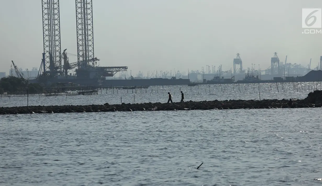 Dua orang warga menikmati suasana sore di Pantai Marunda, Teluk Jakarta, Selasa (11/9). Pantai Marunda menjadi tempat alternatif berlibur keluarga dan menghibur diri dengan memancing di bibir pantai tersebut. (Merdeka.com/Imam Buhori)