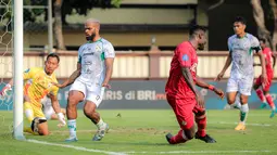 Pemain Semen Padang, Ikechukwu Kenneth Ngwoke terjatuh setelah berusaha mencetak gol melalui tendangan backheel ke gawang PSS Sleman pada laga lanjutan BRI Liga 1 2024/2025 di Stadion STIK, Jakarta, Senin (26/08/2024). (Bola.com/Bagaskara Lazuardi)