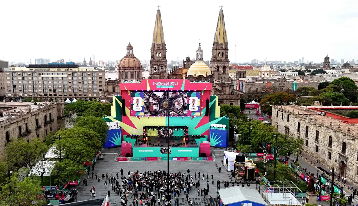 Pemandangan udara menunjukkan instalasi FIFA Fan Fest Guadalajara di Plaza de la Liberacion, Guadalajara, Meksiko, Selasa 9 Juni 2026, menjelang pembukaan turnamen sepak bola Piala Dunia 2026. (Ulises RUIZ/AFP)