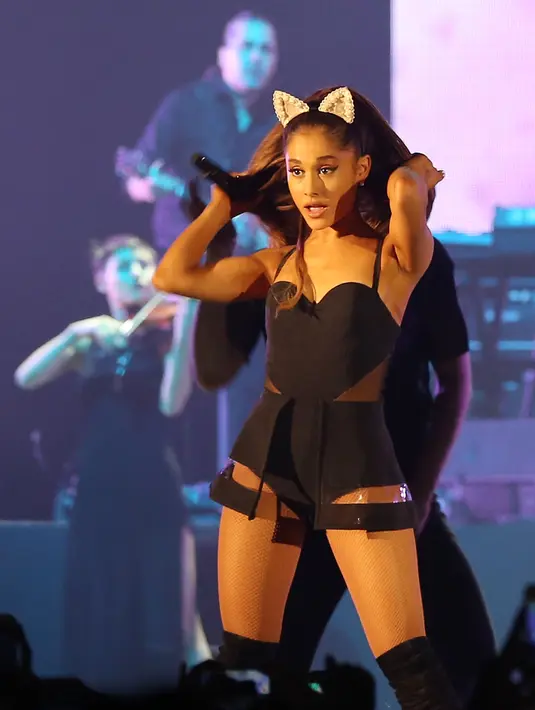 Dengan pencahayaan yang apik dan diiringi oleh band, 2 pemain biola dan seorang pemain cello di tengah panggung, penampilan Ariana semakin menakjubkan. (Galih W. Satria/Bintang.com)