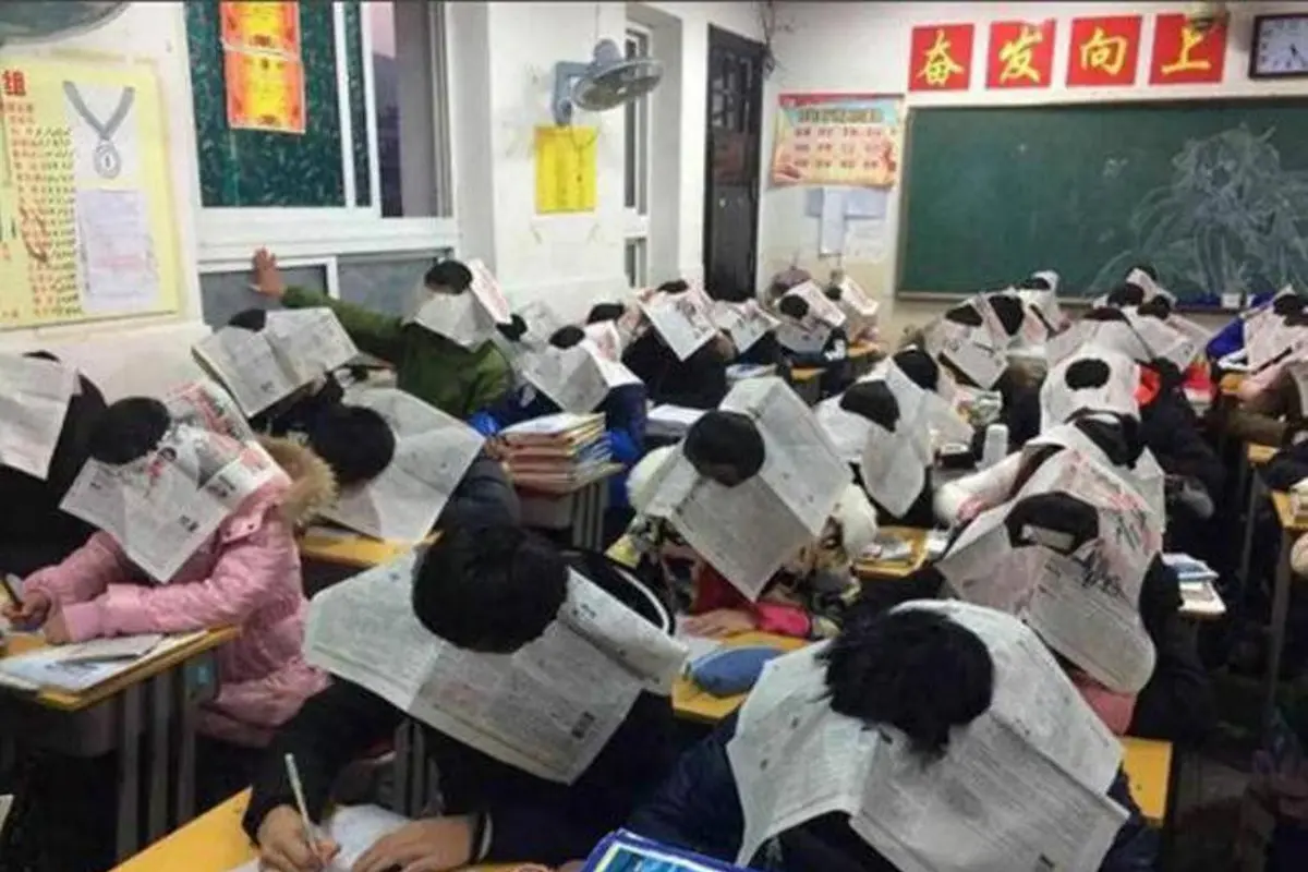 Alat anti-menyontek murah meriah dari koran. (Weibo)