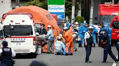 Tim penyelamat bekerja di lokasi penusukan massal di Kawasaki, dekat Tokyo, Jepang, Selasa (28/5/2019). Sebuah aksi penusukan massal membuat panik warga Jepang pada pagi hari ini. (Kyodo News via AP)