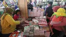 Sejumlah warga membeli buku di Pasar Kebayoran Lama, Jakarta, Rabu  (5/7). Menjelang tahun ajaran baru permintaan perlengkapan sekolah meningkat. (Liputan6.com/Angga Yuniar)