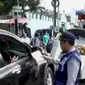 Dinas Perhubungan Jaktim tindak tegas mobil yang parkir liar di Jatinegara dan Matraman. Selain itu, ribuan penggemar lepas kepergian Ali.
