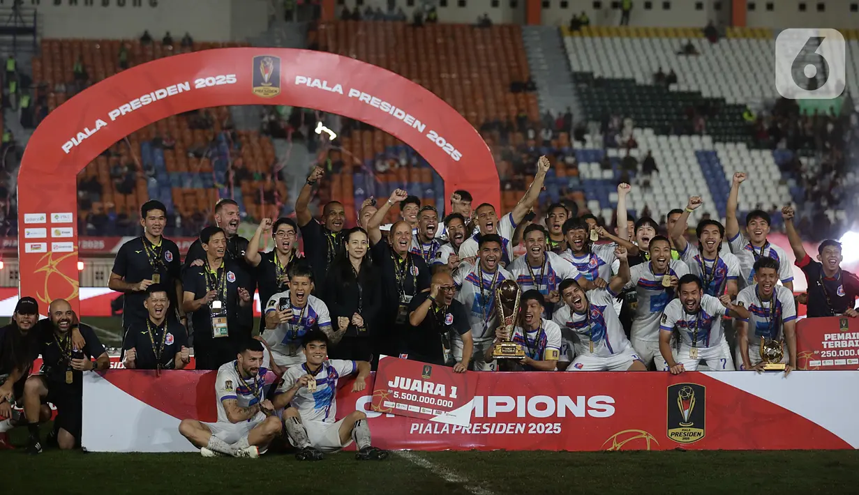 Pemain dan official tim Port FC merayakan gelar juara turnamen Piala Presiden 2025 di Stadion Si Jalak Harupat, Bandung, Jawa Barat, Minggu (13/7/2025). (Liputan6.com/Helmi Fithriansyah)