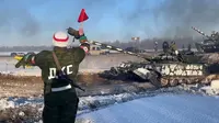 Gambar video menunjukkan tank-tank Rusia berangkat ke Rusia setelah latihan gabungan angkatan bersenjata Rusia dan Belarusia sebagai bagian dari inspeksi Pasukan Respons Negara Serikat, di lapangan tembak dekat Brest (15/2/2022). (Handout/Russian Defence Ministry/AFP)